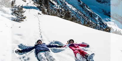 Skiregion - Kinder- / Übungshang - Skiurlaub für die ganze Familie.
Kinderaugen leuchten und Elternherzen schlagen höher im Skigebiet Obergurgl-Hochgurgl im Tiroler Ötztal: Das Skigebiet ist mit 25 Liftanlagen und 112 Pistenkilometern der perfekte Abenteuerspielplatz für die ganze Familie. Auf kleine Skifahrer und Anfänger warten einfache Abfahrten, erfahrene Skifahrer dürfen auf steilen Hängen ihre Schwünge ziehen.

Das Skigebiet Obergurgl-Hochgurgl ist eines der beliebtesten Skigebiete in Tirol und den Alpen. Sowohl das Skigebiet als auch die beiden Bergdörfer Obergurgl und Hochgurgl sind sehr übersichtlich - hier geht niemand verloren. Wer das Skifahren erlernen möchte, wird in regionalen Skischulen bestens betreut. Obergurgl-Hochgurgl am hinteren Ende des Ötztals ist die perfekte Destination für Ihren Familienurlaub in den Bergen. - Skigebiet Gurgl