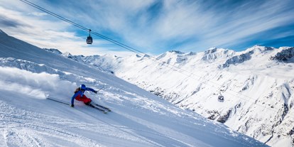 Skiregion - Funpark - Top Quality-Skiing und mehr.
Am hinteren Ende des Ötztales thront eines der besten, schneesichersten Skigebiete der Alpen. Obergurgl-Hochgurgl bezieht seine Strahlkraft aus sonnigen Pisten von 1.800 bis 3.080 m, modernen Bergbahnen ohne Wartezeiten und attraktiven Skipasstarifen. Von November bis April genießen Skifahrer, Snowboarder und Freerider hier allerbeste Bedingungen. Noch mehr Action und Spaß für die ganze Familie bereiten Highlights wie der Funmountain mit Snowpark, Funslopes & Funcross. Nicht zuletzt glänzt die Top-Destination auch beim Einkehrschwung: Die gehobene Berggastronomie verbindet kulinarische mit landschaftlichen Wow-Momenten.
 - Skigebiet Gurgl