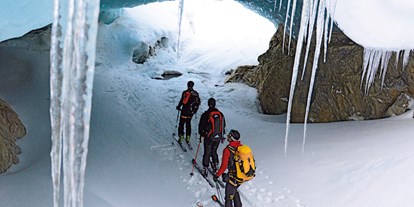Skiregion - Preisniveau: €€€ - Tiroler Oberland - Schritt für Schritt in die unberührte Natur.
Unter den Skiern knirscht der Neuschnee, aus der Ferne grüßen die wilden Berggipfel des hinteren Ötztals: In Obergurgl-Hochgurgl kommen Skitourengeher so richtig auf Touren – im wahrsten Wortsinn! Ob Skitouren-Neuling oder erfahrenerer Skibergsteiger, der Diamant der Alpen hält eine glänzende Auswahl an Tourenmöglichkeiten in unterschiedlichen Schwierigkeitsgraden parat - von der einsteigerfreundlichen Genussskitour bis hin zu mehrtägigen „Hautes Routes“. Wer die winterliche Bergwelt um Obergurgl-Hochgurgl auf die ursprünglichste Art und Weise erobert, der darf sich nicht nur auf ein hochkarätiges Naturerlebnis freuen, sondern auch auf unverspurte Tiefschneehänge. Im Frühjahr, wenn sich der Tiefschnee langsam in Firn verwandelt, kommen Firn-Liebhaber auf ihre Kosten. - Skigebiet Gurgl