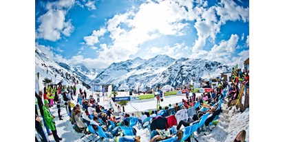 Skiregion - Après Ski im Skigebiet: Schirmbar - PLZ 6580 (Österreich) - Lägendäre Events - hier das Snow Volleyball. - Ski Arlberg