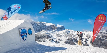 Skiregion - Preisniveau: €€€ - Kärnten - Skifahr-Spaß im Snowpark - Free your mind
Freestyler - egal ob Snowboarder oder Zweibrett-Artisten - treffen sich im spektakulären Snowpark Nassfeld im Bereich Gartnerkofel-Watschiger Alm. "Normalskifahrer" zum Staunen bringen könnt Ihr auf der Kicker Line, Public Line oder Beginner Line, die mit "Boxes", "Rails" oder "Wallride XL" ausgestattet sind. - Skigebiet Nassfeld