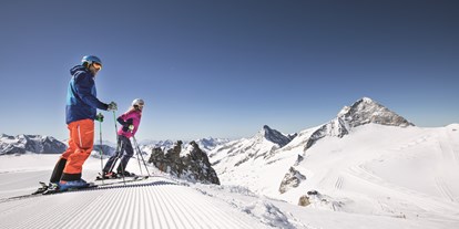 Skiregion - Après Ski im Skigebiet: Skihütten mit Après Ski - Tux - Im Gletscherskigebiet am Hintertuxer Gletscher mit Blick auf den "Hausberg" Olperer - Skigebiet Hintertuxer Gletscher