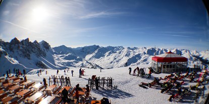 Skiregion - Preisniveau: €€ - Tirol - Sonnenterasse und Schirmbar im Hoadl-Haus auf 2.340m - Skigebiet Axamer Lizum