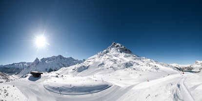 Skiregion - Preisniveau: €€€ - Tiroler Oberland - Der SILVAPARK Galtür definiert sich nicht nur über Pistenkilometer sondern vor allem über Sektoren und Parks. Ganze 12 Parkstationen in insgesamt 6 Sektoren bieten ein exklusives Skierlebnis. Die Zwergerlwelt für die Kleinsten, das Abenteuerland für fortgeschrittene Kids, den Actionpark für die Könner, das Heldenreich für die Profis, das Pistenparadies für den klassischen Wintersportler und der Sektor High & Nordic für Schneeschuhwanderer, Tourengeher und Langläufer. Insgesamt sind das 43 Pistenkilometer (5 km blau, 26 km rot und 12 km schwarz), ein Garant dafür, dass Urlauber immer unter den besten Bedingungen Ski fahren oder boarden gehen können. Die Lifte und Anlagen tragen dazu bei, dass auch der Aufstieg zum bequemen Genuss wird – fast ohne Wartezeiten.  - Skigebiet Silvapark Galtür