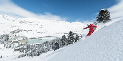 Skiregion - Après Ski im Skigebiet: Skihütten mit Après Ski - Tirol - Powderhänge zum Jauchzen – aber Sicherheit geht vor! 

Das Silvrettagebiet ist bekannt für seine zahlreichen Hänge zum Freeriden. Um diese gefahrenfrei genießen zu können, sollte man sich allerdings von Bergführern oder Skilehrern in die Gefahren und Tücken des freien Skiraums einführen lassen. Nach der Einführung in die Theorie und die Sicherheitsregeln, sowie einer Schulung im korrekten Umgang mit Lawinenverschütteten-Suchgeräten bei der Piepsstation, kann man sich im Gelände auf die Suche nach der perfekten Tiefschneeabfahrt machen. 
 - Skigebiet Silvapark Galtür