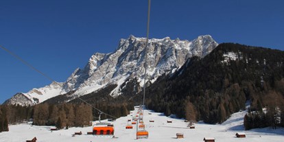 Skiregion - Preisniveau: €€€ - Zugspitze - Sunracer 6er-Sesselbahn mit Zugspitzmassiv - Skigebiet Ehrwalder Wettersteinbahnen