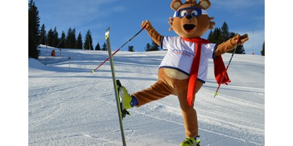 Skiregion - Preisniveau: €€ - Grünau im Almtal - Bruno der Kasbär ist für die Pistenzwerge im Skigebiet unterwegs. - Skigebiet Kasberg - Grünau im Almtal
