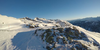 Skiregion - Après Ski im Skigebiet: Skihütten mit Après Ski - Rheintal / Flims - Aussicht auf die verschneite Berge - Bergbahnen Disentis