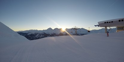 Skiregion - Après Ski im Skigebiet: Skihütten mit Après Ski - Rheintal / Flims - Sonnenaufgang im Skigebiet - Bergbahnen Disentis