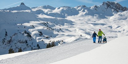 Skiregion - Preisniveau: €€€ - St. Gallen - Auf den präparierten Winterwanderwegen durch verschneite Wälder wandern und atemberaubende Aussichten auf Berge und Seen geniessen. Sei es auf einer kurzen oder längeren Tour durch die Winterlandschaft. Auf 35 Kilometern gibt es viel zu entdecken und gemütliche Bergrestaurants laden zum Verweilen ein. Weitere Informationen und Tipps sind in der Pocketcard "Nordic" zu finden.  - Wintersportgebiet Flumserberg