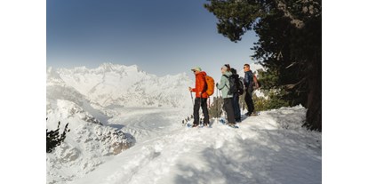 Skiregion - Après Ski im Skigebiet:  Pub - Schneeschuhlaufen mit Blick auf den Grossen Aletschgletscher - Skigebiet Aletsch Arena