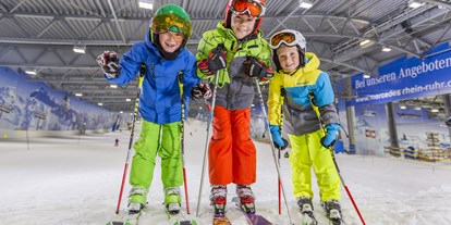 Skiregion - Kinder- / Übungshang - Nordrhein-Westfalen - Langeweile in den Ferien? Nicht bei uns. In unseren Kids Camps erlebst Du Schneeaction auf Ski oder Board.  - Skihalle Neuss im Alpenpark Neuss