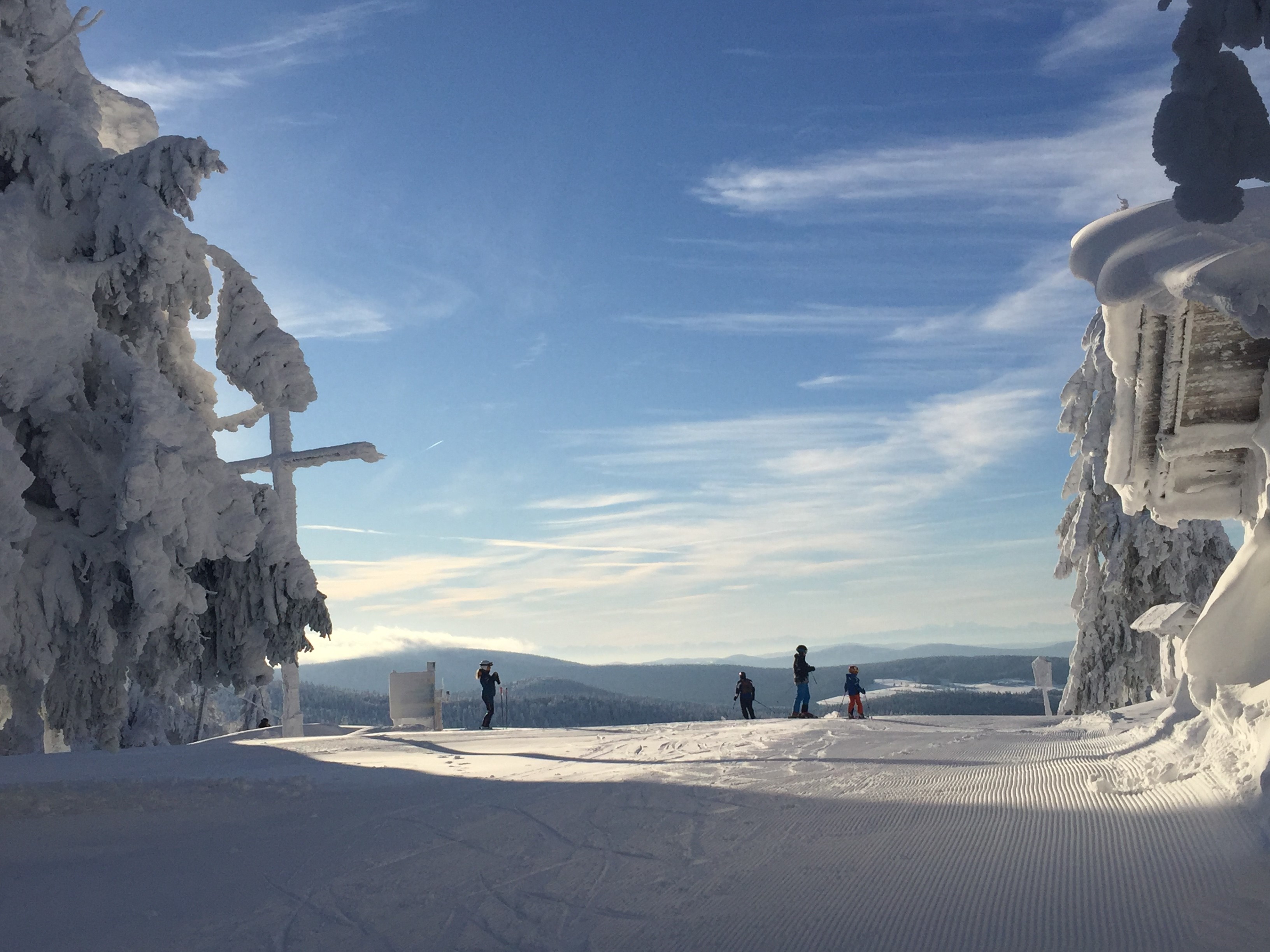 Skigebiet - Verschneiter Almberg mit tollem Ausblick - Skigebiet Mitterdorf