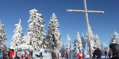 Skiregion - Après Ski im Skigebiet: Skihütten mit Après Ski - Ostbayern - Gipfelkreuz am Almberg - Skigebiet Mitterdorf