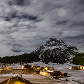 Skigebiet - Ein Blick über den Ort in die faszinierende Bergwelt Lechs - Sporthotel Plattenhof