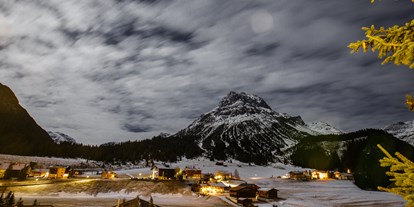 Skiregion - Klassifizierung: 4 Sterne S - Ein Blick über den Ort in die faszinierende Bergwelt Lechs - Sporthotel Plattenhof