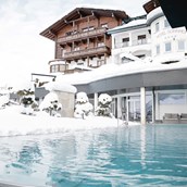 Skiurlaub: Außenansicht mit Außenpool - Sonnhof Alpendorf