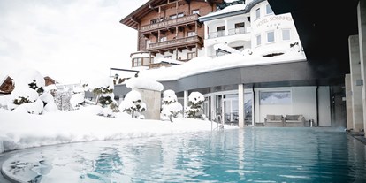 Skiregion - Parkplatz: kostenlos beim Hotel - Außenansicht mit Außenpool - Sonnhof Alpendorf