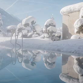 Unterkunft: Außenpool im Winter mit schneebedeckter Gartenfläche - Sonnhof Alpendorf