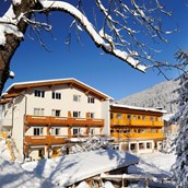 Skiurlaub: Außenansicht im Winter - Familienhotel Botenwirt ***S