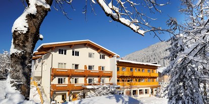 Skiregion - Verpflegung: alkoholfreie Getränke ganztags inklusive - Außenansicht im Winter - Familienhotel Botenwirt ***S