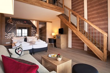 Unterkunft: Zimmerbeispiel, Galeriezimmer auf zwei Etagen für bis zu 4 Personen - Panorama Hotel Oberjoch