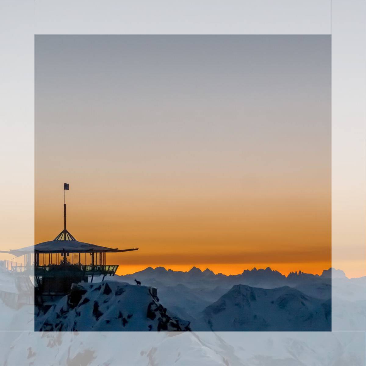 Skiregion - Rodelbahn - Tirol - Top Mountain Star.
Panoramabar über den Dingen.

Der rundum verglaste Top Mountain Star thront auf einem schmalen Grat am Wurmkogl und ist ein typischer Fall von ‚Muss man selbst gesehen haben!’. Das architektonische Meisterwerk auf 3.080 m weiß mit seinem futuristischen Look und grandiosen Ausblicken zu begeistern. Feine, ausgewählte Speisen ergänzen das Erlebnis-Highlight im Skigebiet. Tipp: Jeden Samstag bespielt angenehme Live-Musik die Panoramabar.

Exklusive Aussichtsplattform
Egal ob jemand zum ersten Mal die Treppen zur verglasten Panoramabar hochsteigt oder als Stammgast immer wiederkehrt: Die Aussicht vom Top Mountain Star auf die Ötztaler Alpen bis zu den berühmten Dolomiten macht jedes Mal ergriffen, demütig – und einfach nur glücklich. Um diese Gefühle richtig auszukosten, können sich Gäste vom freundlichen Bar-Team mit hochwertigen Speisen und Getränken verwöhnen lassen. Auf Augenhöhe mit Berggipfeln und Himmel stärken sie sich für die herrlich langen Abfahrten vom Wurmkogl oder genießen einen Sundowner in unvergleichlichem Ambiente.

Tipp: Für Ihre persönliche Gipfelparty können Sie den Top Mountain Star auch mieten! - Skigebiet Gurgl