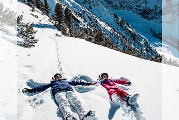 Skigebiet: Skiurlaub für die ganze Familie.
Kinderaugen leuchten und Elternherzen schlagen höher im Skigebiet Obergurgl-Hochgurgl im Tiroler Ötztal: Das Skigebiet ist mit 25 Liftanlagen und 112 Pistenkilometern der perfekte Abenteuerspielplatz für die ganze Familie. Auf kleine Skifahrer und Anfänger warten einfache Abfahrten, erfahrene Skifahrer dürfen auf steilen Hängen ihre Schwünge ziehen.

Das Skigebiet Obergurgl-Hochgurgl ist eines der beliebtesten Skigebiete in Tirol und den Alpen. Sowohl das Skigebiet als auch die beiden Bergdörfer Obergurgl und Hochgurgl sind sehr übersichtlich - hier geht niemand verloren. Wer das Skifahren erlernen möchte, wird in regionalen Skischulen bestens betreut. Obergurgl-Hochgurgl am hinteren Ende des Ötztals ist die perfekte Destination für Ihren Familienurlaub in den Bergen. - Skigebiet Gurgl