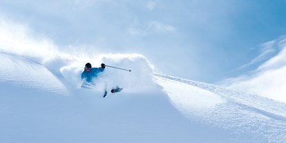 Skiregion - Skiverleih bei Talstation - Tiroler Oberland - Suche die Herausforderung.
Höher, schneller, weiter - so kann man das Bestreben vieler SportlerInnen zusammenfassen. Das Skigebiet Obergurgl-Hochgurgl bietet 112 bestens präparierte Pistenkilometer und die Möglichkeit sich ganz auf das Pistenerlebnis zu fokussieren: Trainieren Sie täglich, verbessern Sie Ihre Fahrtechnik und nutzen Sie alle Angebote dieser vielseitigen Skiregion.

Im Ötztal herrscht absolute Schneesicherheit von Mitte November bis Mitte Mai. Die übersichtlichen Orte Obergurgl und Hochgurgl - und damit auch die Hotelbetriebe - liegen direkt an der Skipiste. Sie erleben Ski In / Ski Out und eine perfekte Infrastruktur in den Dörfern: Vom Skigeschäft über den Skiverleih bis hin zum Supermarkt ist alles vorhanden. - Skigebiet Gurgl