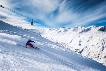 Skigebiet: Top Quality-Skiing und mehr.
Am hinteren Ende des Ötztales thront eines der besten, schneesichersten Skigebiete der Alpen. Obergurgl-Hochgurgl bezieht seine Strahlkraft aus sonnigen Pisten von 1.800 bis 3.080 m, modernen Bergbahnen ohne Wartezeiten und attraktiven Skipasstarifen. Von November bis April genießen Skifahrer, Snowboarder und Freerider hier allerbeste Bedingungen. Noch mehr Action und Spaß für die ganze Familie bereiten Highlights wie der Funmountain mit Snowpark, Funslopes & Funcross. Nicht zuletzt glänzt die Top-Destination auch beim Einkehrschwung: Die gehobene Berggastronomie verbindet kulinarische mit landschaftlichen Wow-Momenten.
 - Skigebiet Gurgl