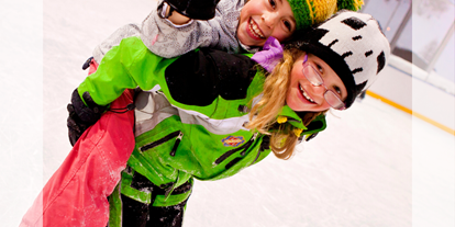 Skiregion - Skiverleih bei Talstation - Tiroler Oberland - Eislaufplatz Gurgl.
Beliebte Abwechslung zum Pistensport.

Es gibt so Tage, da machen die Kufen den Ski durchaus Konkurrenz. Warum auch nicht? Der Eislaufplatz in Obergurgl ist für sein warmes Ambiente und den akribisch präparierten gefrorenen Untergrund bekannt. Auf großzügigen 1.000 Quadratmetern ziehen Paare und Familien zu Musik ihre Runden und zielen Eisstockschützen konzentriert auf Punkte. Ein Volltreffer für die Freizeitgestaltung in Obergurgl-Hochgurgl!

Klassisches Amüsement für Jung und Alt
Die Eisbahn schmiegt sich beim Hotel Enzian, gegenüber der alten Bergsteigerkapelle zum Hl. Bernhard, an den benachbarten Obergurgler Berghang. Tagsüber gleiten die Eisläufer hier mit Blick auf die Gurgler Gletscherriesen dahin, am Abend verwandelt sich der Platz dank Flutlicht in eine romantische Arena, in der so gar niemand ans Heimgehen denkt. Lieber noch einen heißen oder kalten Drink in der gemütlichen Sportsbar genießen und den sportlich-geselligen Abend ausklingen lassen.

Tipp: Weil das Eisstockschießen zunehmend populärer wird, können Gruppen ab acht Personen den Platz auch außerhalb der Öffnungszeiten reservieren. - Skigebiet Gurgl