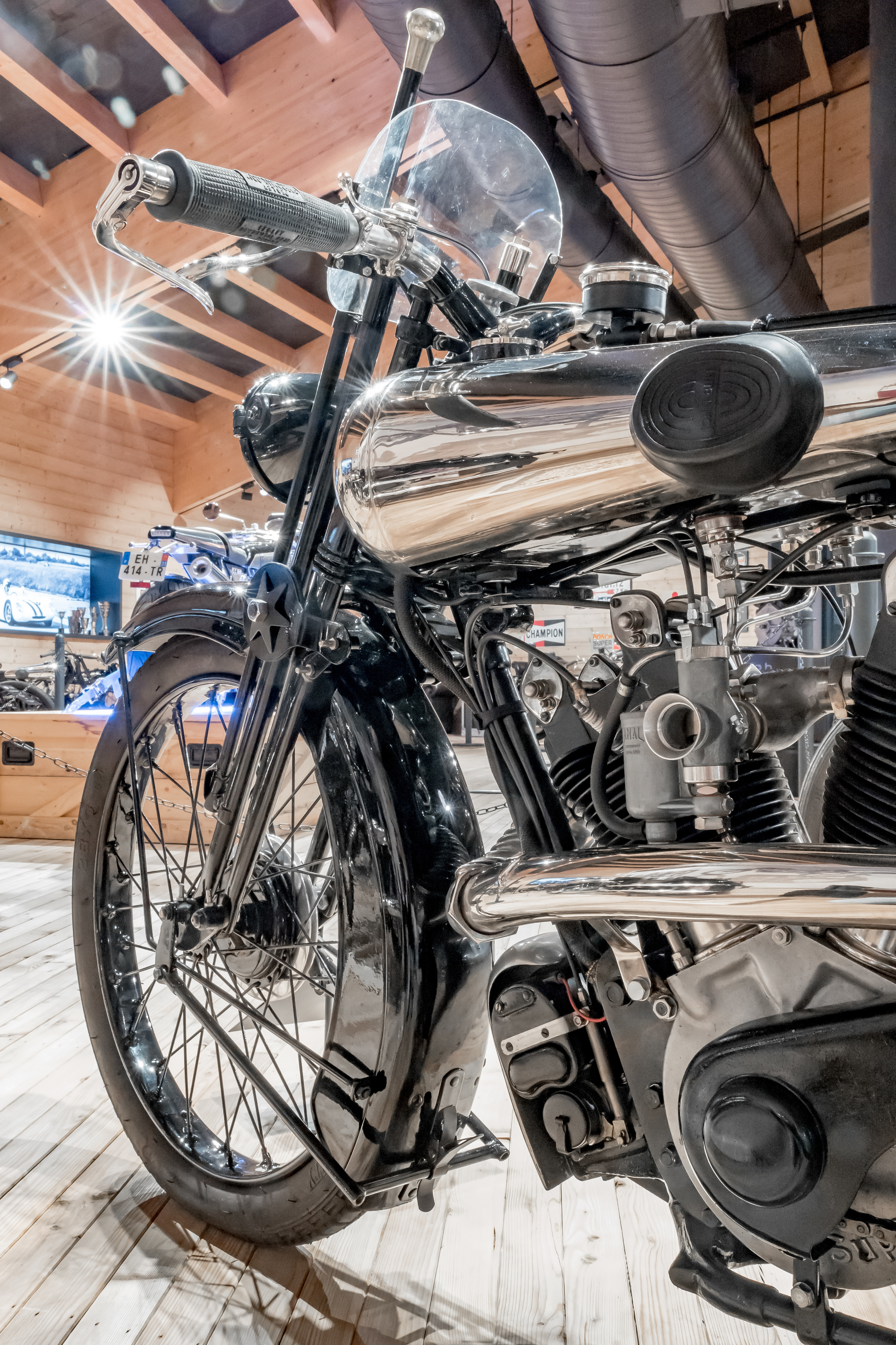 Skigebiet: Top Mountain Motorcycle Museum.
Motorradmuseum der Superlative & mehr.

Der Top Mountain Crosspoint ist das kommunikative Herzstück von Hochgurgl. Unter einem Dach vereint er die Mautstation der Timmelsjoch Hochalpenstraße, die Talstation der Kirchenkarbahn, ein gemütliches Bedienungsrestaurant sowie das höchstgelegene Motorrad-Museum Europas. In dieses pilgern Gäste, wenn sie für eine Weile genug vom Schnee haben und von mehr PS träumen.

Motorisierte Eyecatcher
Gleich vorweg: Man muss selbst kein Zweiradfan sein, um hier ins Schwärmen zu geraten. Allein schon die Architektur des Ausstellungsraumes ist bemerkenswert und noch viel mehr sind es die Exponate. Über 230 historische Motorräder von mehr als 100 verschiedenen Herstellern sowie einige automobile Raritäten erzählen auf den 3.000 m² ihre Geschichte. Und als wäre eine der umfangreichsten und kostbarsten Sammlungen Österreichs noch nicht genug, werden regelmäßig themenverwandte Sonderausstellungen präsentiert.

Eintritt: € 10,00 pro Person

Einkehren und auftanken - Top Mountain Crosspoint Restaurant Hochgurgl
Um den Museumsbesuch abzurunden, empfiehlt sich eine Einkehr im ausgezeichneten Bedienungsrestaurant gleich nebenan. Viel Holz, etwas Stahl und ein gemütliches Kaminfeuer prägen das großzügige, modern-alpine Ambiente. Die Küche setzt kompromisslos auf frische, regionale Zutaten, um daraus authentische Gerichte aus Österreich und Italien sowie saisonale Spezialitäten aus Nord- und Südtirol auf den Tisch zu zaubern. - Skigebiet Gurgl