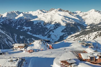 Skigebiet: Übersicht Penkenjoch/Finkenberger Almbahnen mit Blick Richtung Rastkogel und Eggalm - Ski- und Gletscherwelt Zillertal 3000