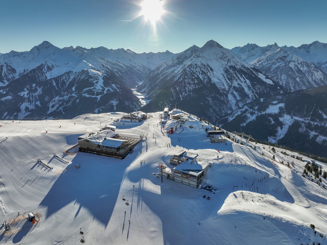 Skigebiet: Übersicht Penkenjoch/Finkenberger Almbahnen mit Blick Richtung Stillup-Speicher - Ski- und Gletscherwelt Zillertal 3000