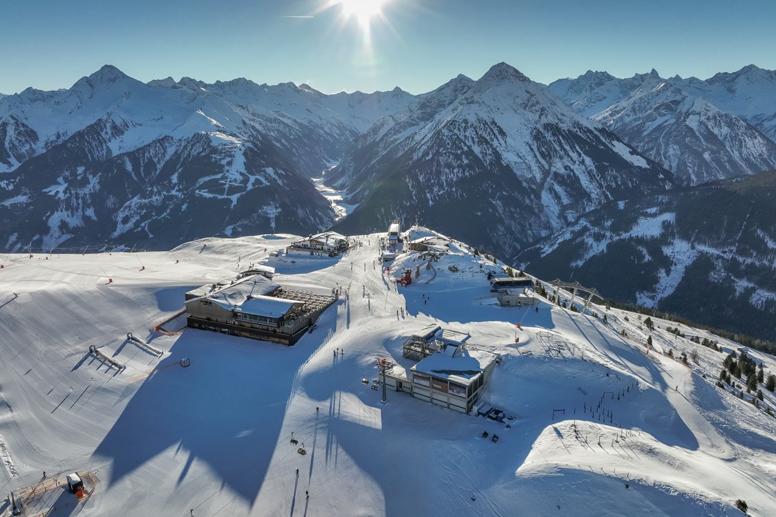 Skigebiet: Übersicht Penkenjoch/Finkenberger Almbahnen mit Blick Richtung Stillup-Speicher - Ski- und Gletscherwelt Zillertal 3000