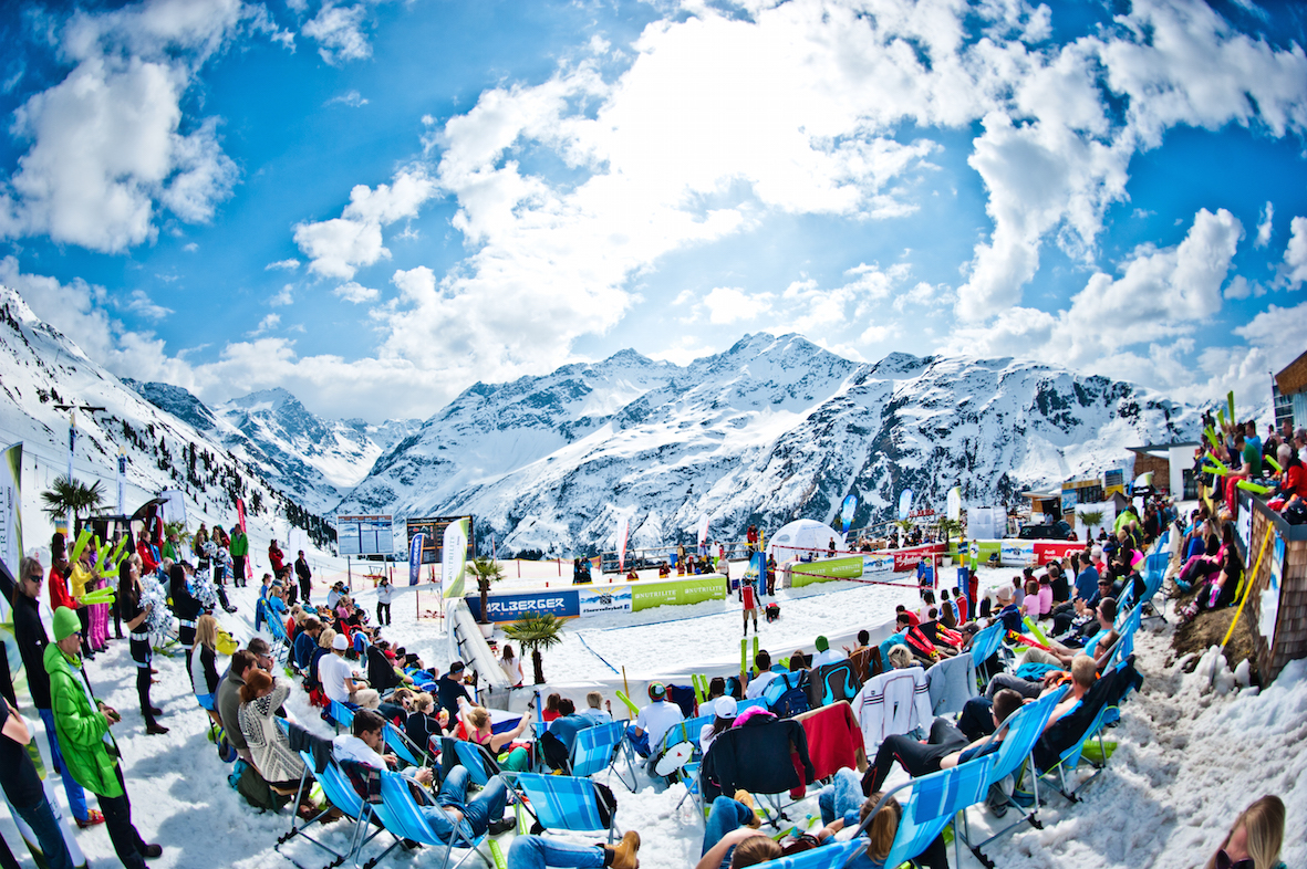 Skiregion - Rodelbahn - Tirol - Lägendäre Events - hier das Snow Volleyball. - Ski Arlberg