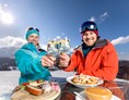 Skigebiet: Direkt an der Grenze zu Italien gelegen, spürt man die südliche Gelassenheit und genießt die einzigartige Alpe Adria Kulinarik. Zur Auswahl stehen typisch italienische "Ristoranti" ebenso wie 25 urige Skihütten. - Skigebiet Nassfeld