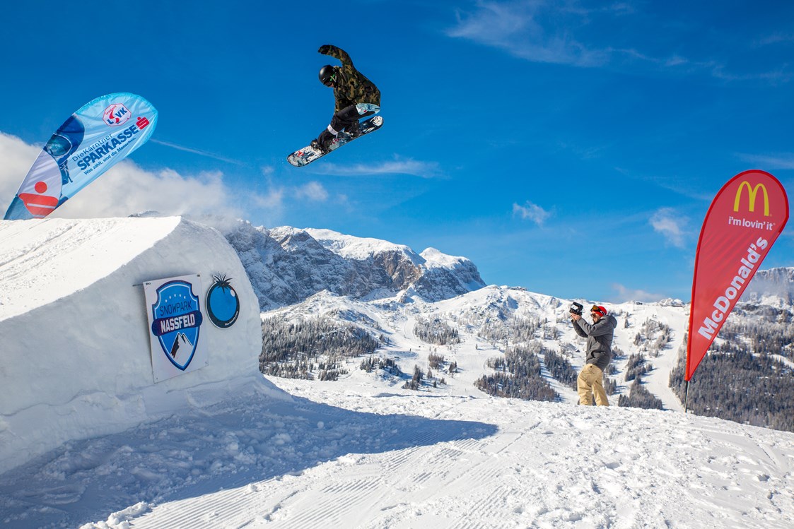 Skigebiet: Skifahr-Spaß im Snowpark - Free your mind
Freestyler - egal ob Snowboarder oder Zweibrett-Artisten - treffen sich im spektakulären Snowpark Nassfeld im Bereich Gartnerkofel-Watschiger Alm. "Normalskifahrer" zum Staunen bringen könnt Ihr auf der Kicker Line, Public Line oder Beginner Line, die mit "Boxes", "Rails" oder "Wallride XL" ausgestattet sind. - Skigebiet Nassfeld