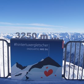 Skigebiet: Auf der Panoramaterrasse auf 3.250m am Hintertuxer Gletscher - Skigebiet Hintertuxer Gletscher