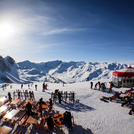 Skigebiet: Sonnenterasse und Schirmbar im Hoadl-Haus auf 2.340m - Skigebiet Axamer Lizum