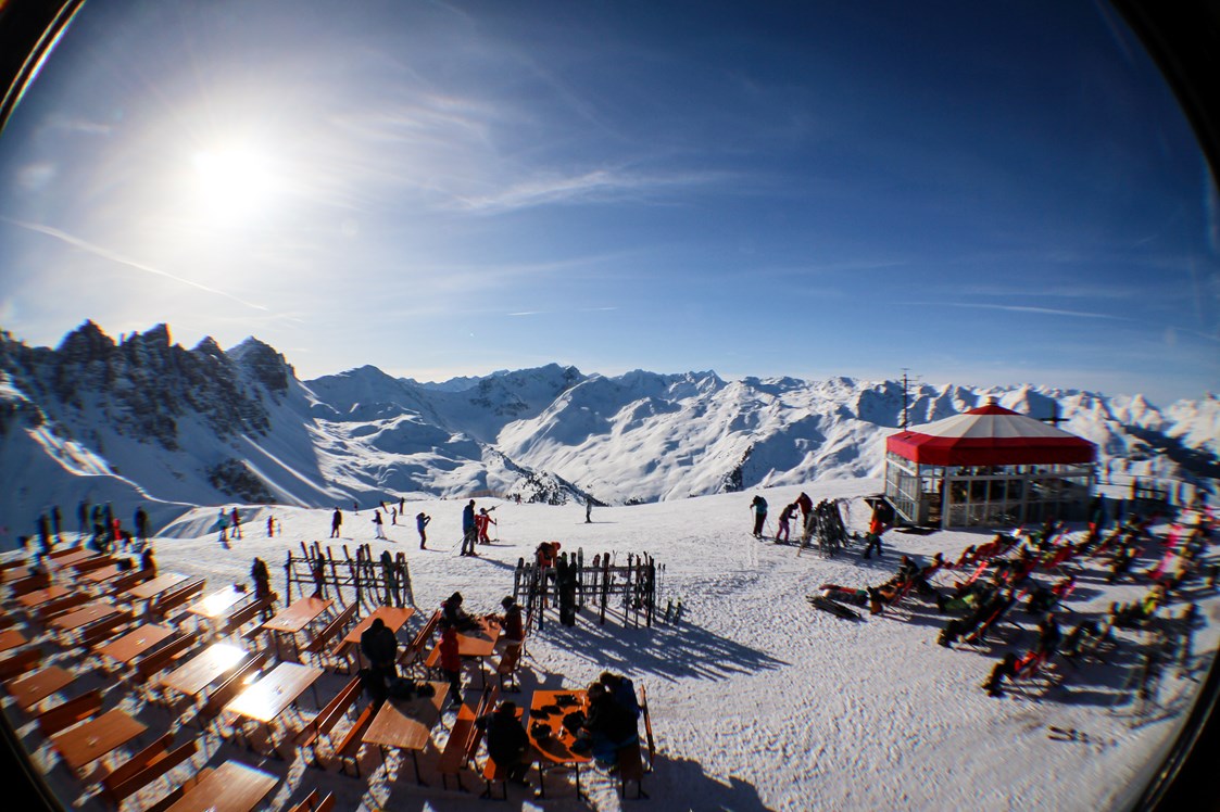 Skigebiet: Sonnenterasse und Schirmbar im Hoadl-Haus auf 2.340m - Skigebiet Axamer Lizum