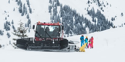 Skiregion - Skiverleih bei Talstation - Tiroler Oberland - Skisafari - Eine Reise in die Wildnis, die „Big Five“ hautnah erleben, wilde Tiere fotografieren – so stellt man sich eine Safari eigentlich vor. Doch auf Skiern und das mitten in der Silvretta? Das gibt’s nur in Galtür! Bei der Skisafari erleben Sie die Natur in und um Galtür auf eine ganz besondere Art und Weise: Die Skisafari – eine Kombination aus Skifahren und der Fortbewegung mit Pistengeräten, Bergbahnen und Kleinbussen – bringt Urlauber an die schönsten Plätze Galtürs. Abenteuer inklusive! - Skigebiet Silvapark Galtür