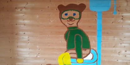 Skiregion - Steiermark - 1. Durchfahr-WC der Welt!
Damit es schnell geht, wenn jede Hundertstelsekunde zählt, gibt es beim Familienschiberg St. Jakob im Walde das Durchfahr-WC. Samt Skiausrüstung geht's bei der einen Seite hinein, erleichtert bei der anderen wieder hinaus :-) - Familienschiberg St. Jakob im Walde