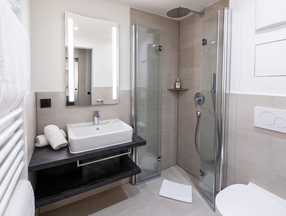 Unterkunft: Moderne Badezimmer  - Bio-Berghotel Ifenblick