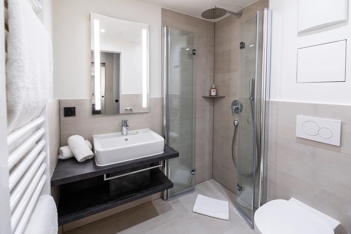 Unterkunft: Moderne Badezimmer  - Bio-Berghotel Ifenblick