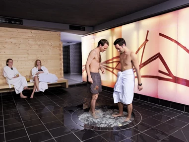 Unterkunft: Wellnessbereich mit Saunen, Tepidarium und Infrarotkabine und Panoramaruheraum - Bio-Berghotel Ifenblick