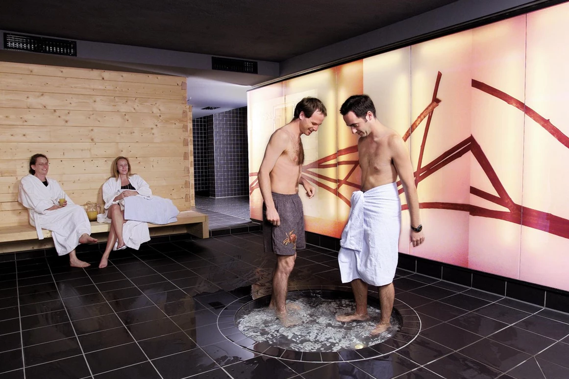 Unterkunft: Wellnessbereich mit Saunen, Tepidarium und Infrarotkabine und Panoramaruheraum - Bio-Berghotel Ifenblick