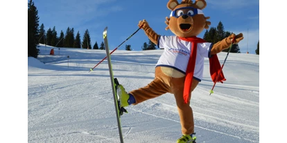 Skiregion - Preisniveau: €€ - Bruno der Kasbär ist für die Pistenzwerge im Skigebiet unterwegs. - Skigebiet Kasberg - Grünau im Almtal