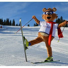 Skigebiet: Bruno der Kasbär ist für die Pistenzwerge im Skigebiet unterwegs. - Skigebiet Kasberg - Grünau im Almtal