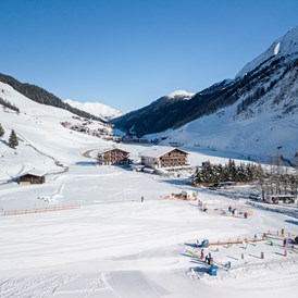 Unterkunft: Talabfahrt und Übungslift der Skischule direkt am Haus - Kinder- & Gletscherhotel Hintertuxerhof